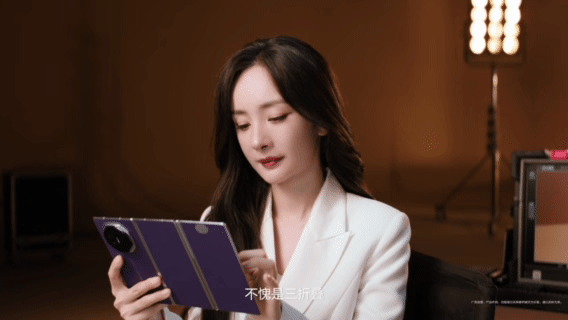 杨幂的穿搭无须多言新三折叠在杨幂的手中尽显高级感！新增紫色款更显年轻活力，双色