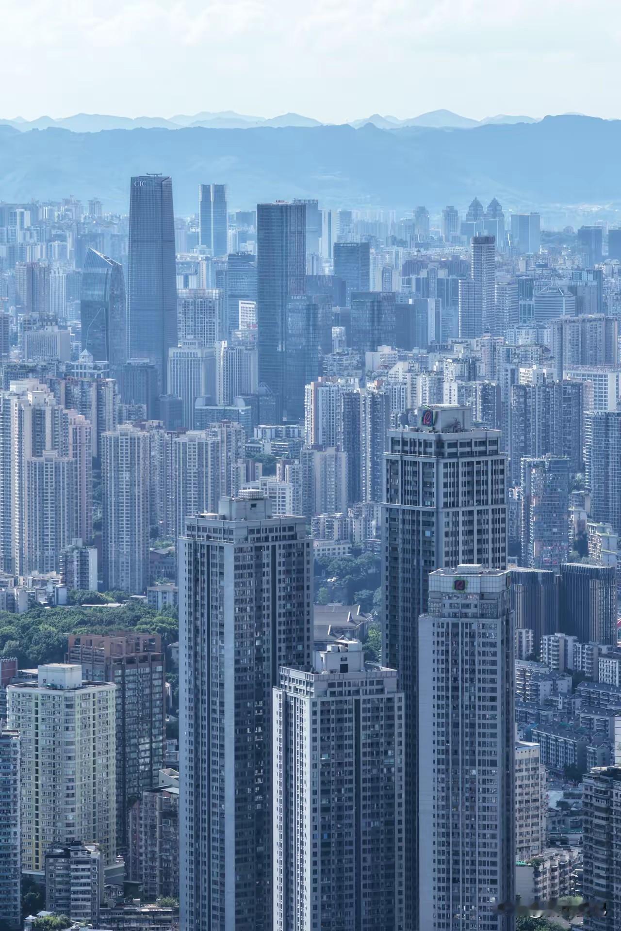 重庆这城建密度，感觉已经赶上香港了，到处是高楼大厦，住宅密集。