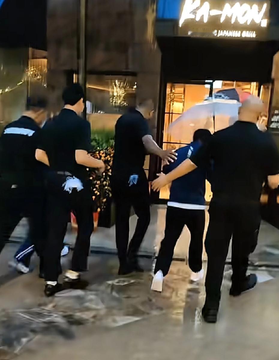 给新加坡的安保点赞就问是不是安全感拉满这几个彪形大汉莎莎到新加坡后上街当