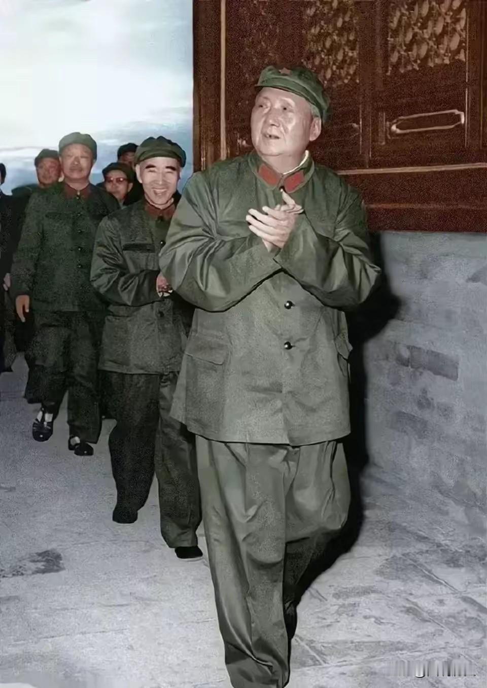 这张珍贵老照片拍摄于1966年10月1日，中华人民共和国建国第17个国庆节，这天