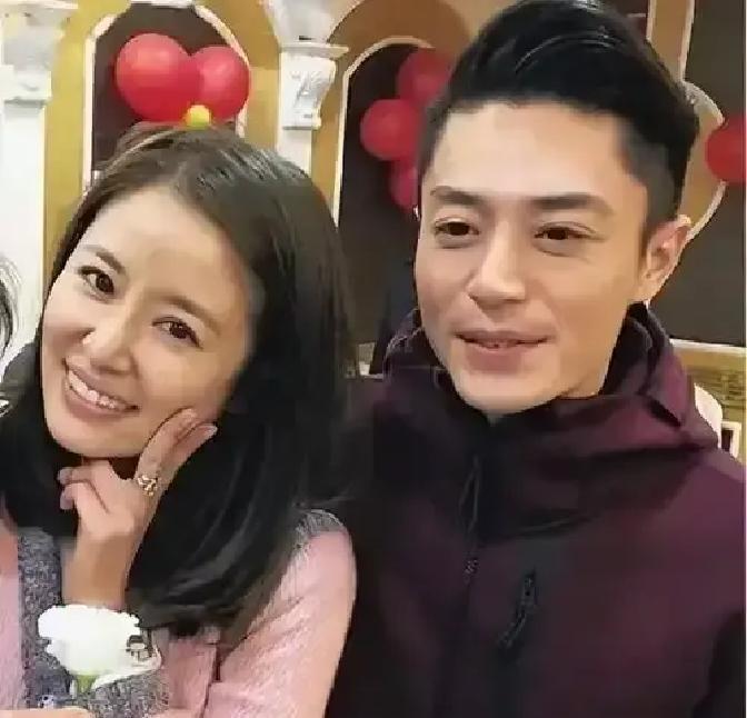 推开剧组生日宴的香槟塔，霍建华钻进自家厨房。因为林心如端出的那碗卤猪脚，正