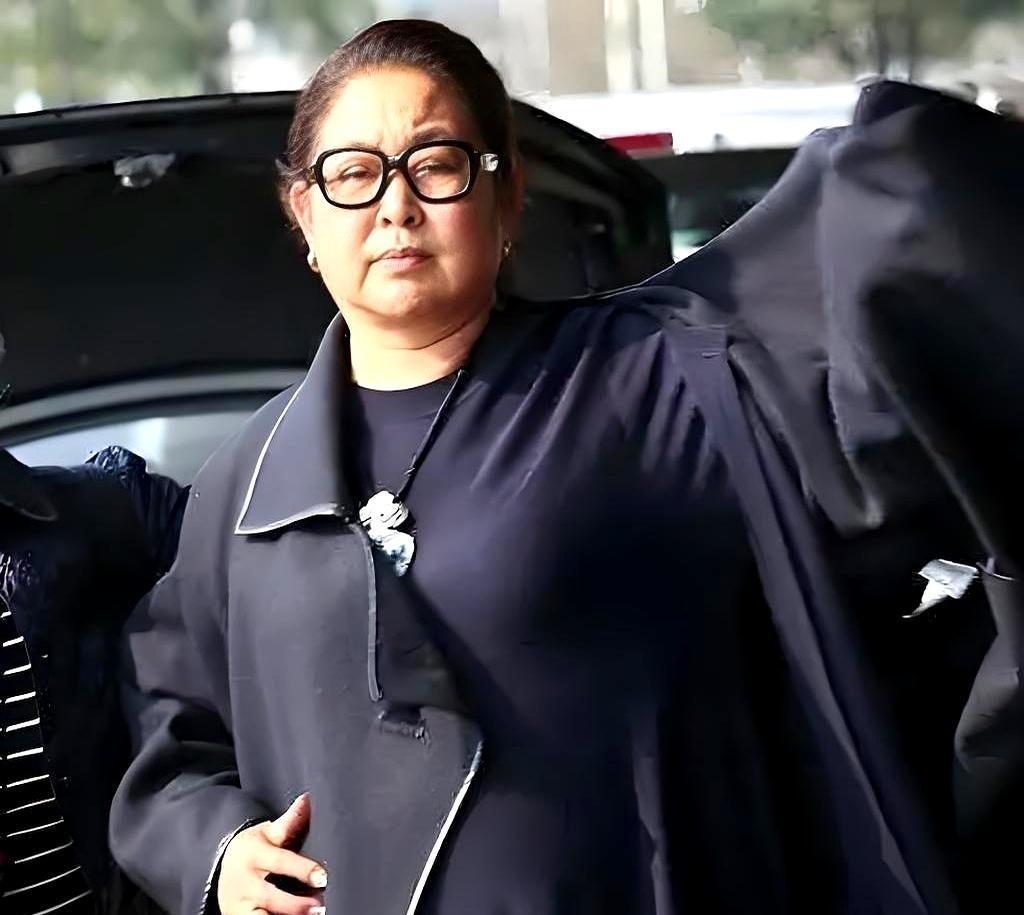 半夜饿醒想找吃的，发现冰箱被家人清空了。倪萍瘫在沙发上，身边堆满零食袋，体重飙