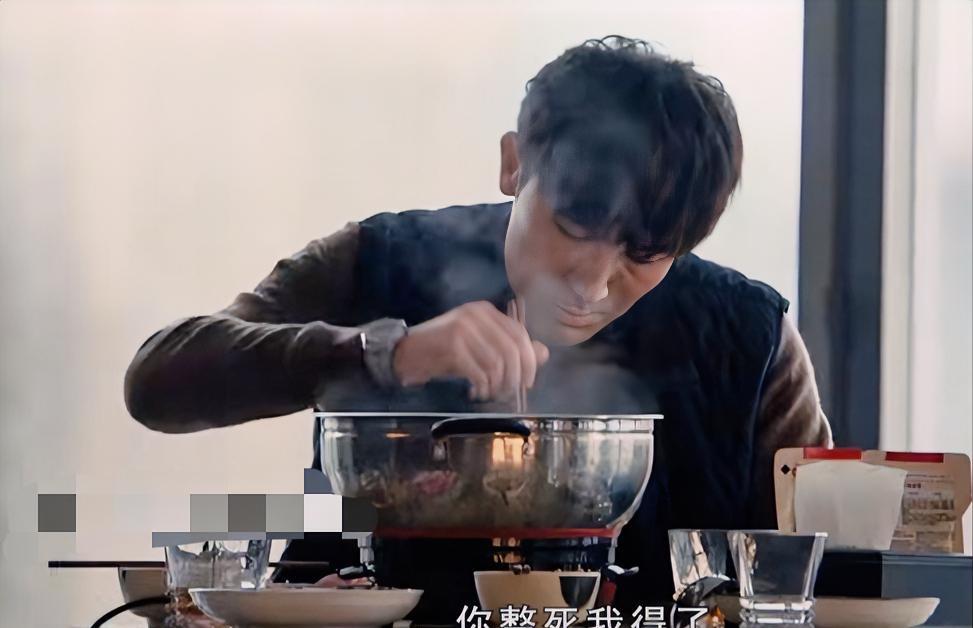 《以法之名》陈胜龙他俩在几百万的大平层里吃羊肉火锅，膻味好重又配洋酒，简直是倒反