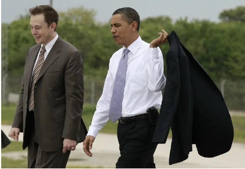 当年的奥巴马和马斯克，白衬衣上系领带，边走边聊的样子都很帅。如今的他们也老了，