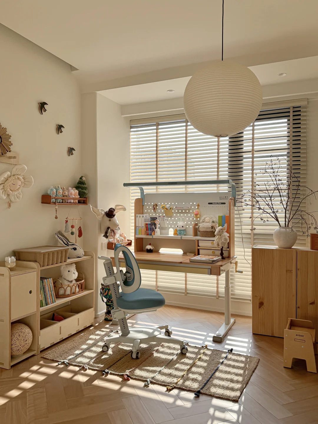 奶油风儿童房的C位，竟是这张学习桌！！