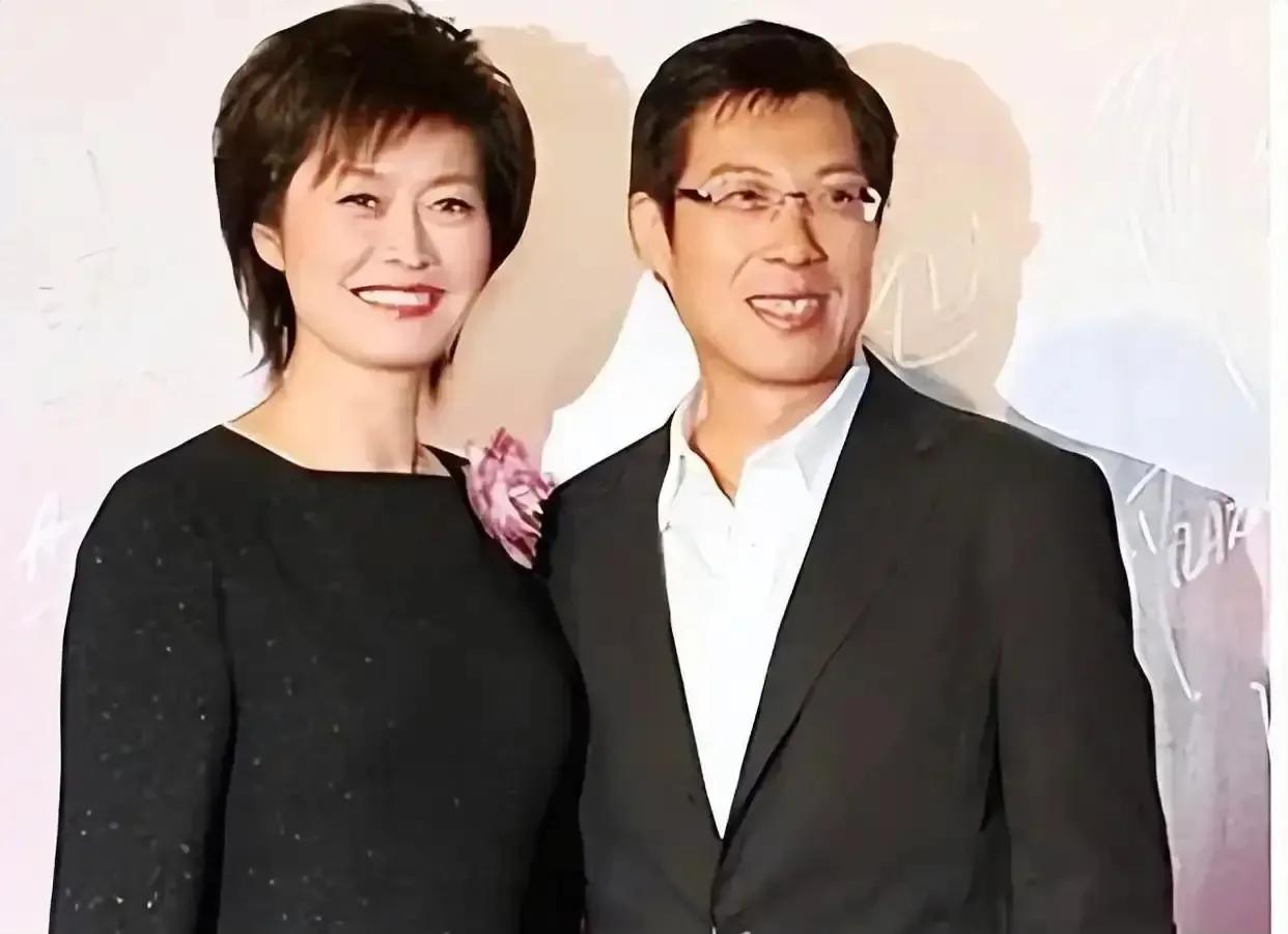查了一下敬一丹的家庭背景，没想到她的父母，身份如此不简单！敬一丹的母亲韩殿云