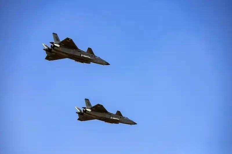 两架。你没看错，是两架，最新的那款“幽灵”，肩并肩一起飞了。这画面，我跟你讲