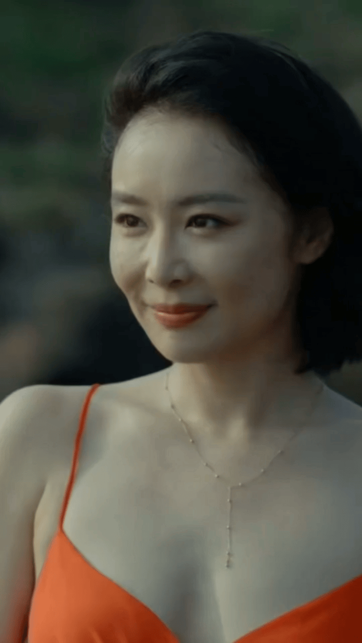 高叶身上的成熟女人的魅力要溢出屏幕了！既有成熟女人的性感又有少女的灵动...