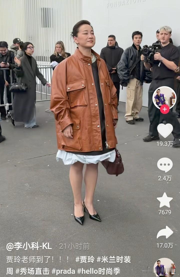 感觉贾玲穿这套衣服不是为了好看买的，就是为了贵才买的，如果是你，你会买这套衣服吗