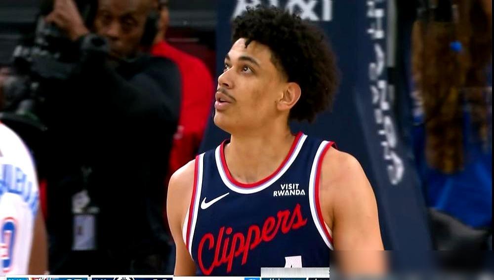 你敢信？快船更衣室今天炸锅：50顺位的双向秀桑德斯，把47万旧合同拍在柜子上！