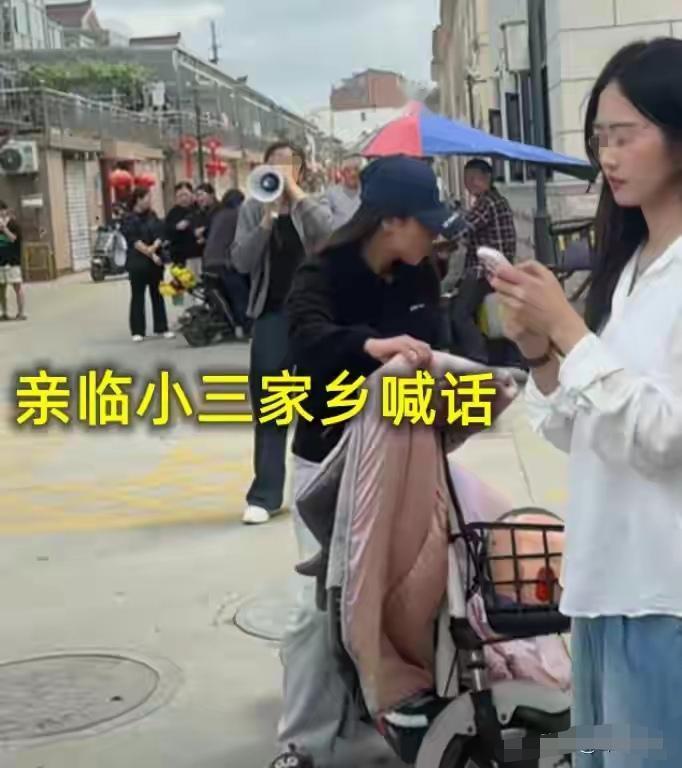 4月20日，昆山一小区的清晨，被一阵喇叭声撕开了平静。一个丈母娘，带着自己的