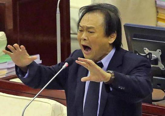 就在刚刚，解放军的战机把“海峡中线”踩成了烂泥，但台北立法院里却上演了一出“丧事