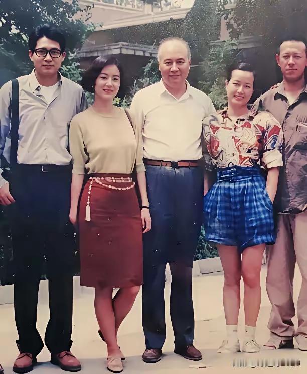 这张图里你认识谁，刘晓庆，姜文，还有林青霞。土不土洋不洋的，时尚就是个循环。巻边