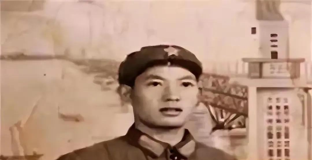 1979年，一战士为国牺牲。28年后，妻子贷款2000元，带着两个儿子来为丈夫扫