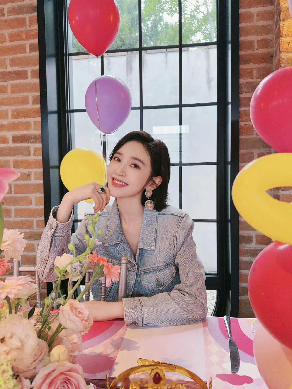 唐艺昕为女儿庆祝生日谁懂啊！张若昀唐艺昕女儿都6岁啦小朋友身高真的蹭蹭猛长，站在