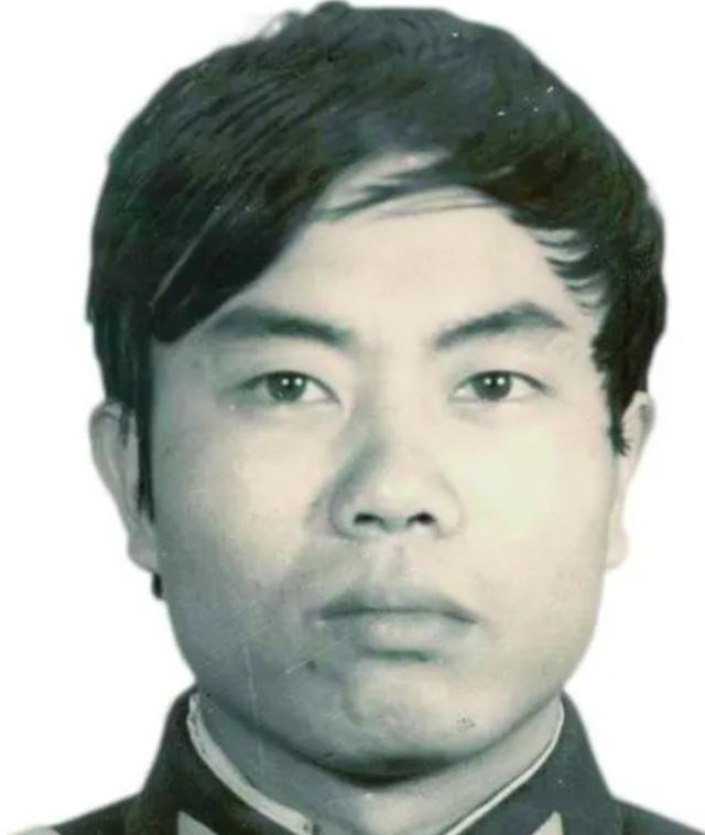 1987年，一缉毒民警，以回族老板身份打入毒贩内部，吃饭时，毒贩突然夹起一块猪肉