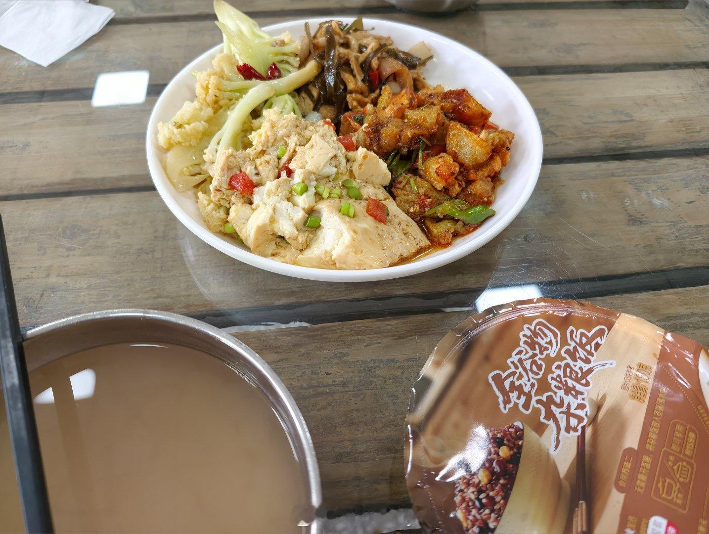 最近一直都是食堂餐除了素一些还不错