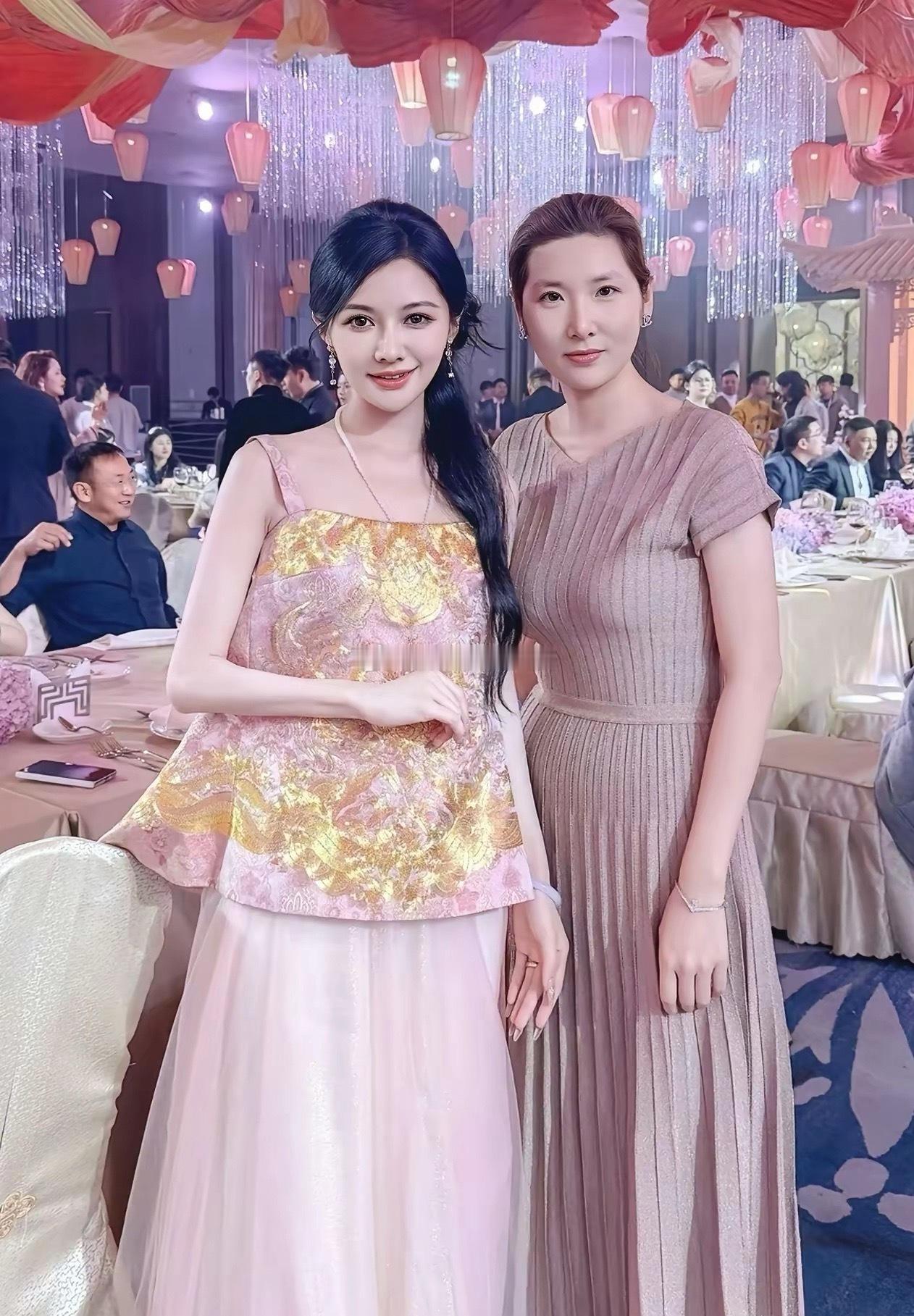 左边是高海纯，她是90后。右边是曲婉菲，也是90后。左边是天合光能股份有限公司联