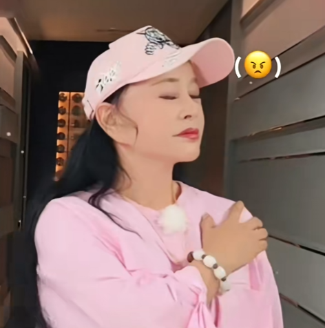 75岁的刘晓庆，穿着墨绿色短裤、搭配粉色上衣，露出一双白皙的大长腿，为“弟弟”邵