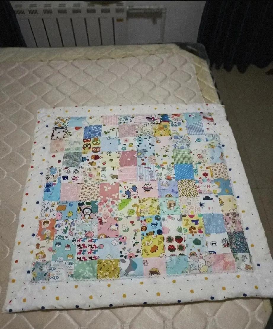 刷到一条短视频，大姑姐抱着一床花花绿绿的百家被闯进产房，说给未出生的娃压惊。