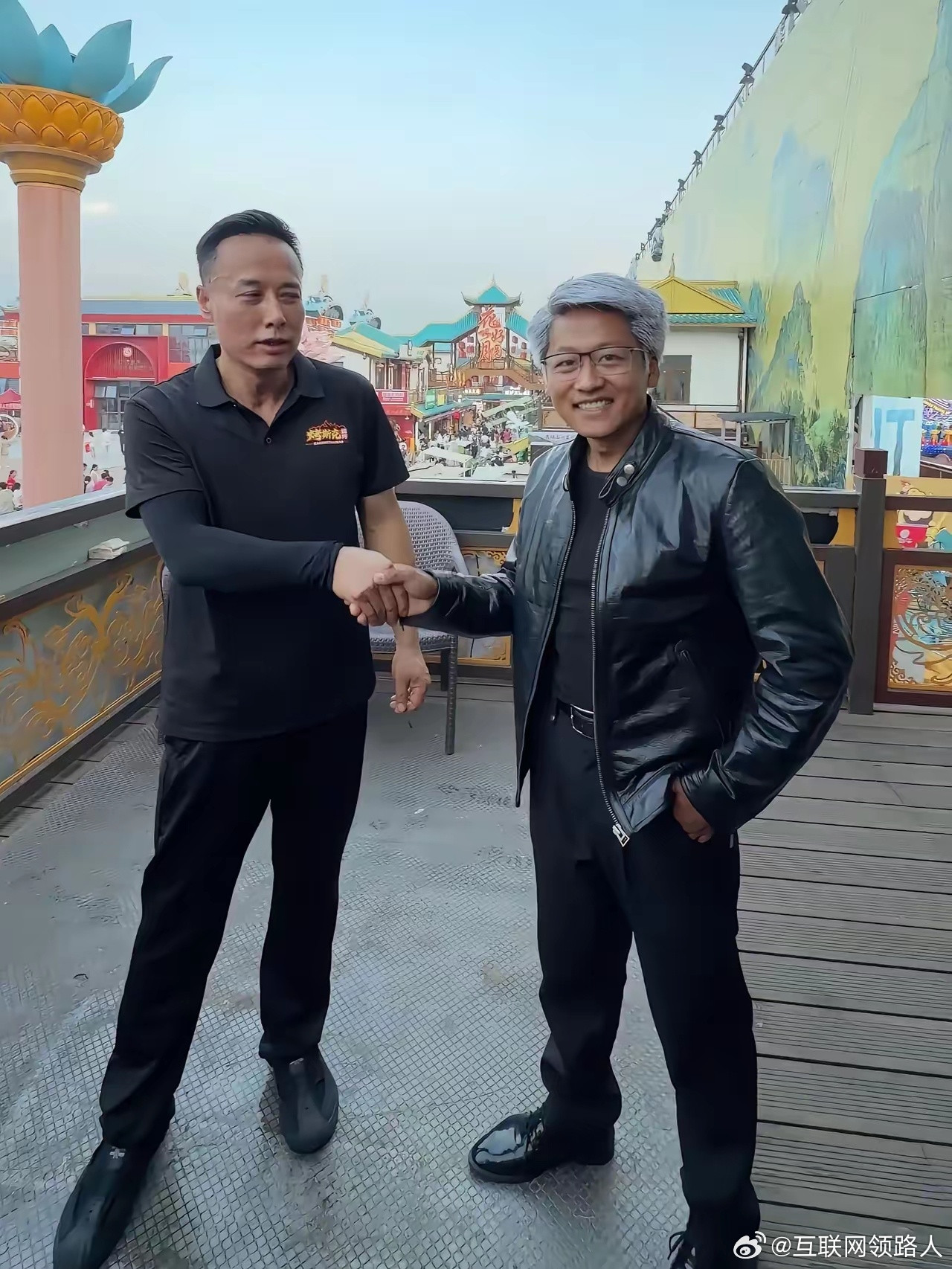 山寨版科技大佬会晤现场🤣，撞脸名人就可以蹭流量，马斯克、黄仁勋本人看到估计都得