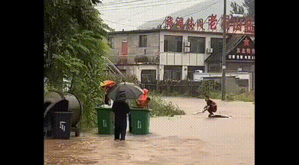 暖心！河北保定，短暂大雨，一司机看路面有积水便想着绕一下，结果刚走一会就明显感觉
