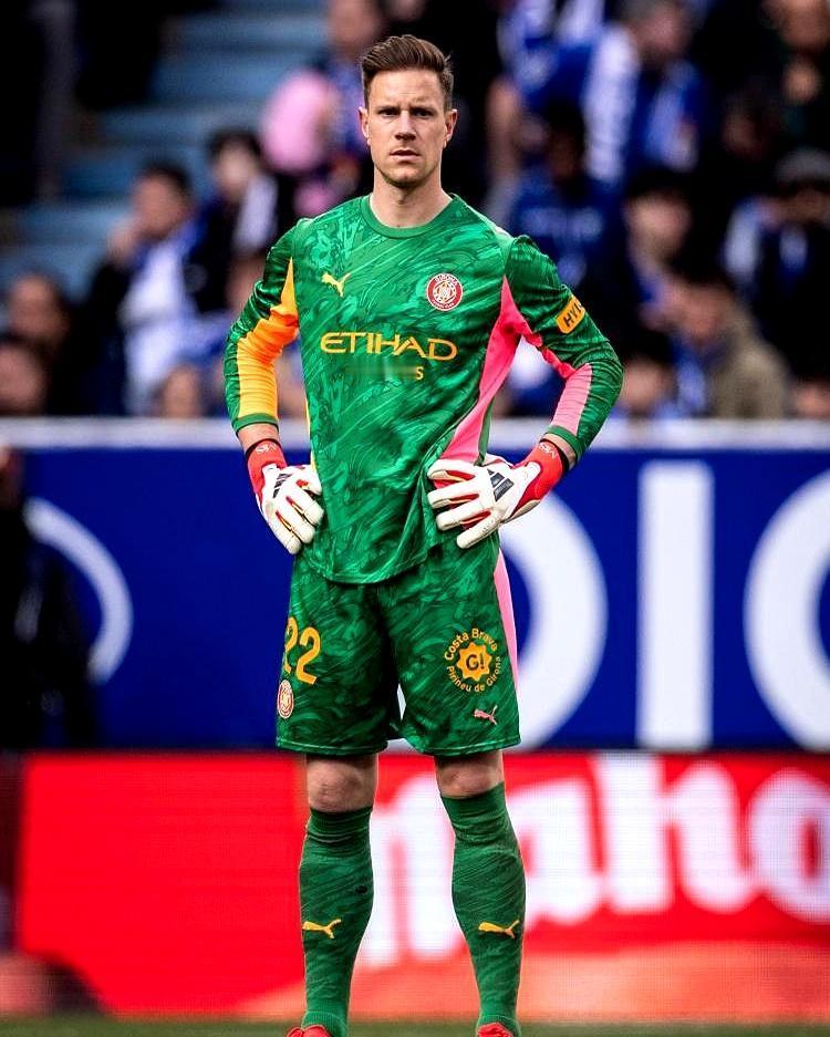 刚踢2场就废了，巴萨赌对了，世界杯梦彻底粉碎。左腿腘绳肌撕裂，躺在担架上，