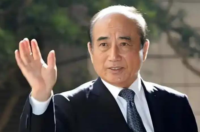 80多岁的老先生把话挑明了——“军队归大陆、外交归大陆”，这两根柱子一立，剩下的