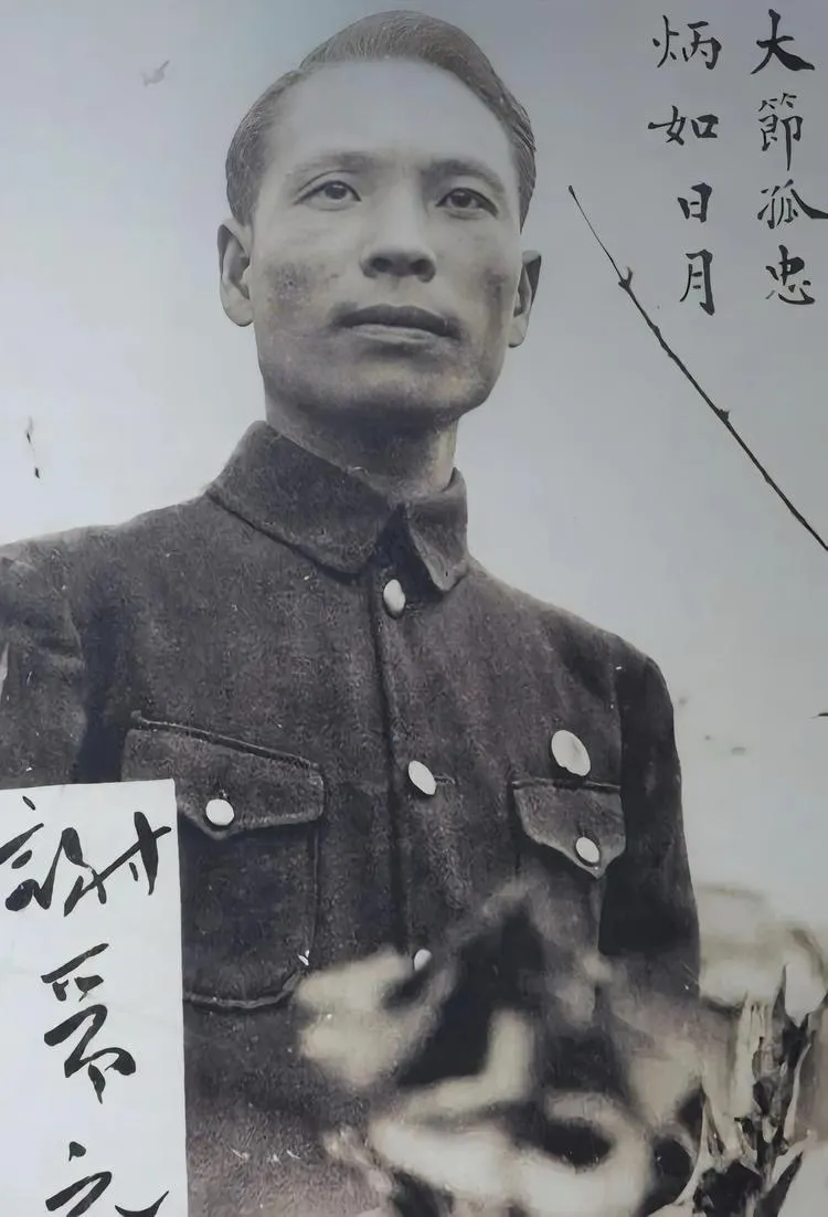 1941年，被软禁在租界的谢晋元，在带队出早操的时候，发现少了4人，就去询问情况