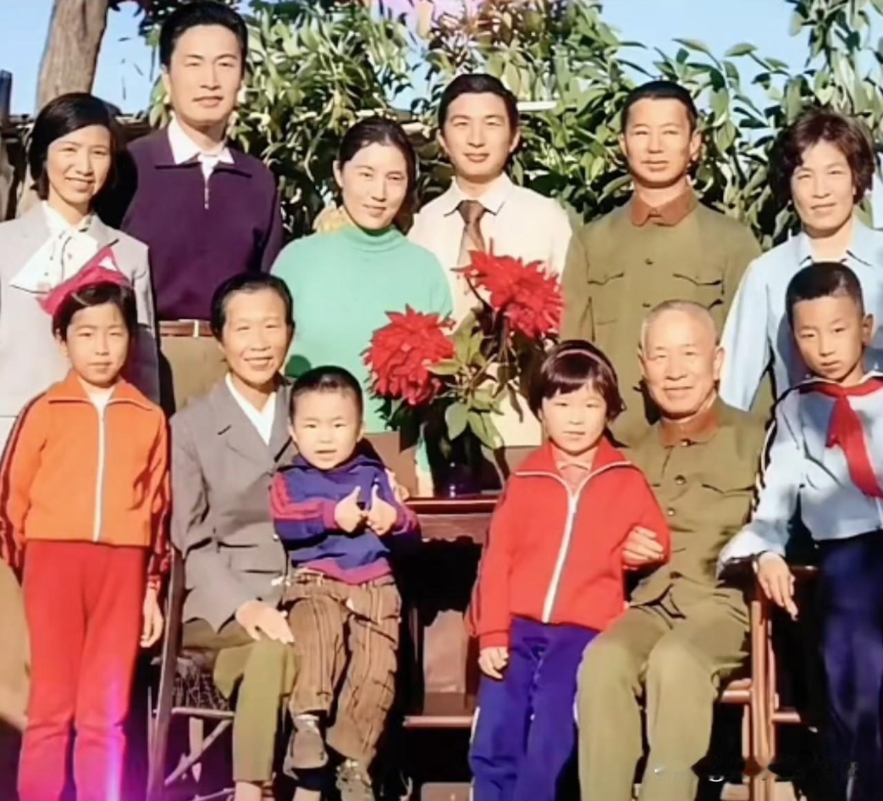 1983年，粟裕大将76岁寿诞的全家福定格了温馨一幕。前排粟裕身着军装，笑意温