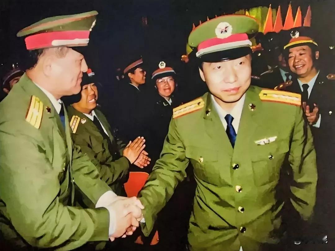 降落的时候，共振引起了内出血，出仓嘴角还有血，技术不成熟，完全是拿命去实验的。