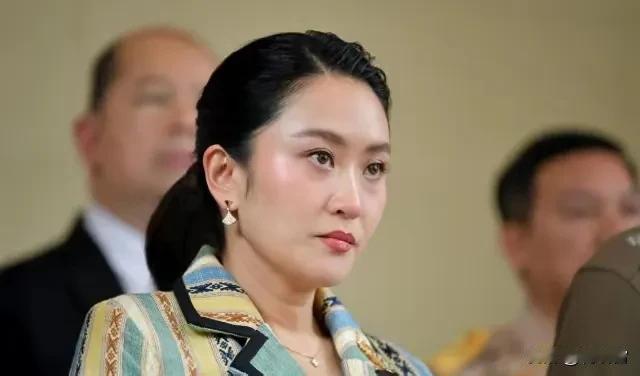 你觉得佩通坦官复原职的可能性大吗佩通坦官复原职的概率基本为零，泰国百姓对他信这家