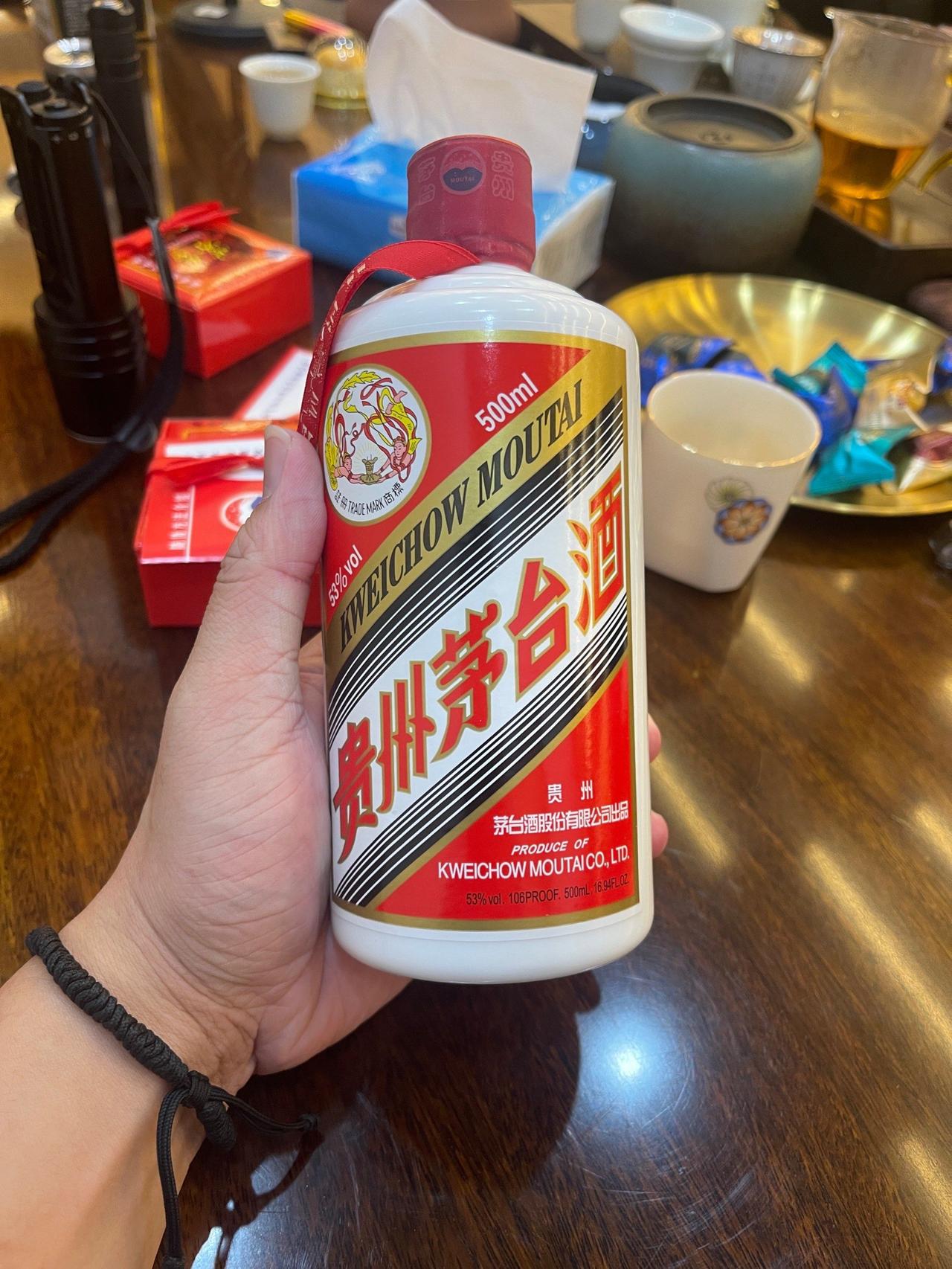 茅台和五粮液哪个更好喝，这争论由来已久。但其实没必要争，毕竟一个酱香型，一个浓香