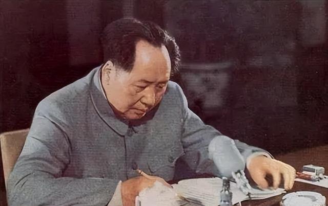 1951年，陈锡联请毛主席给炮校题词，主席忽然问，炮是火字旁还是石字旁？没人敢答