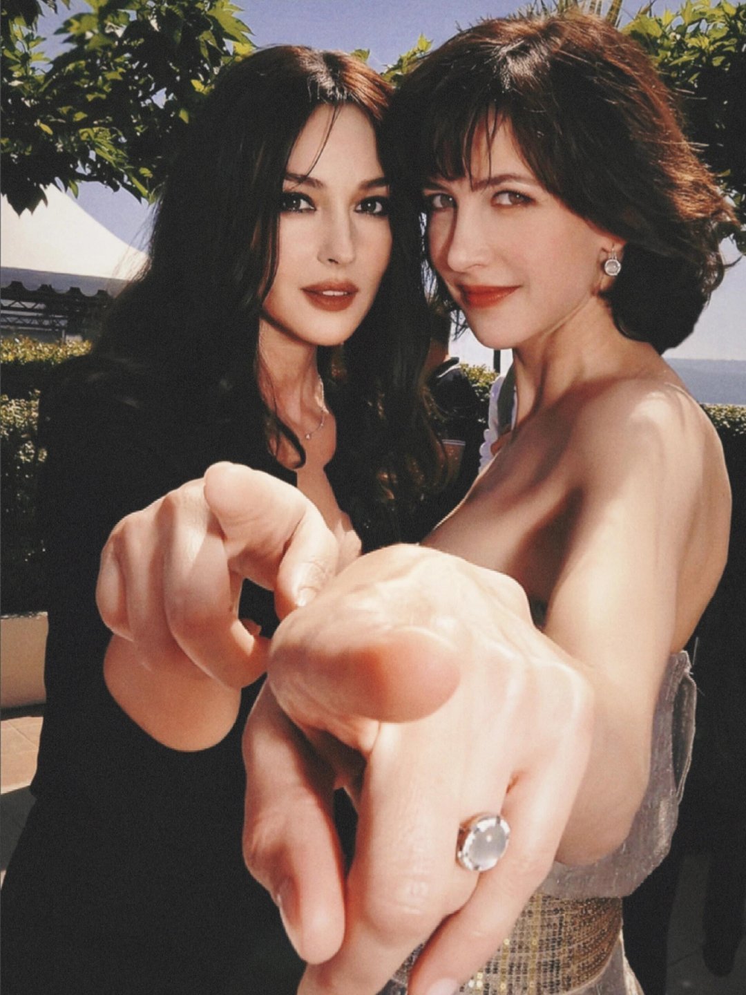 两朵球花指我干啥？莫妮卡贝鲁奇苏菲玛索两大女神同框，美得让人窒息！