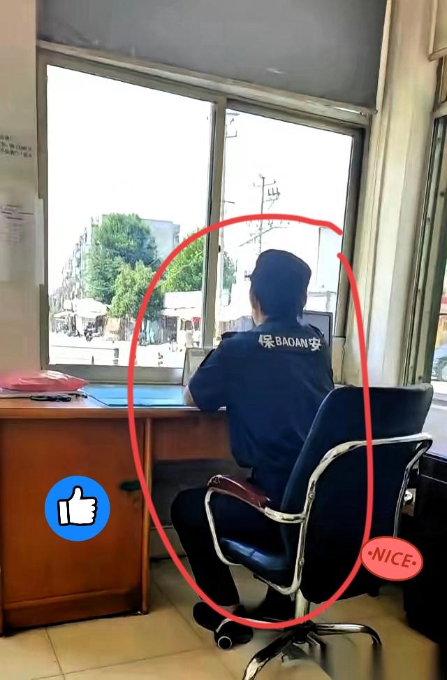 我今天，是真的被保安大叔给整懵了。就在厂门口抽烟歇脚，跟大叔随口唠了句工资