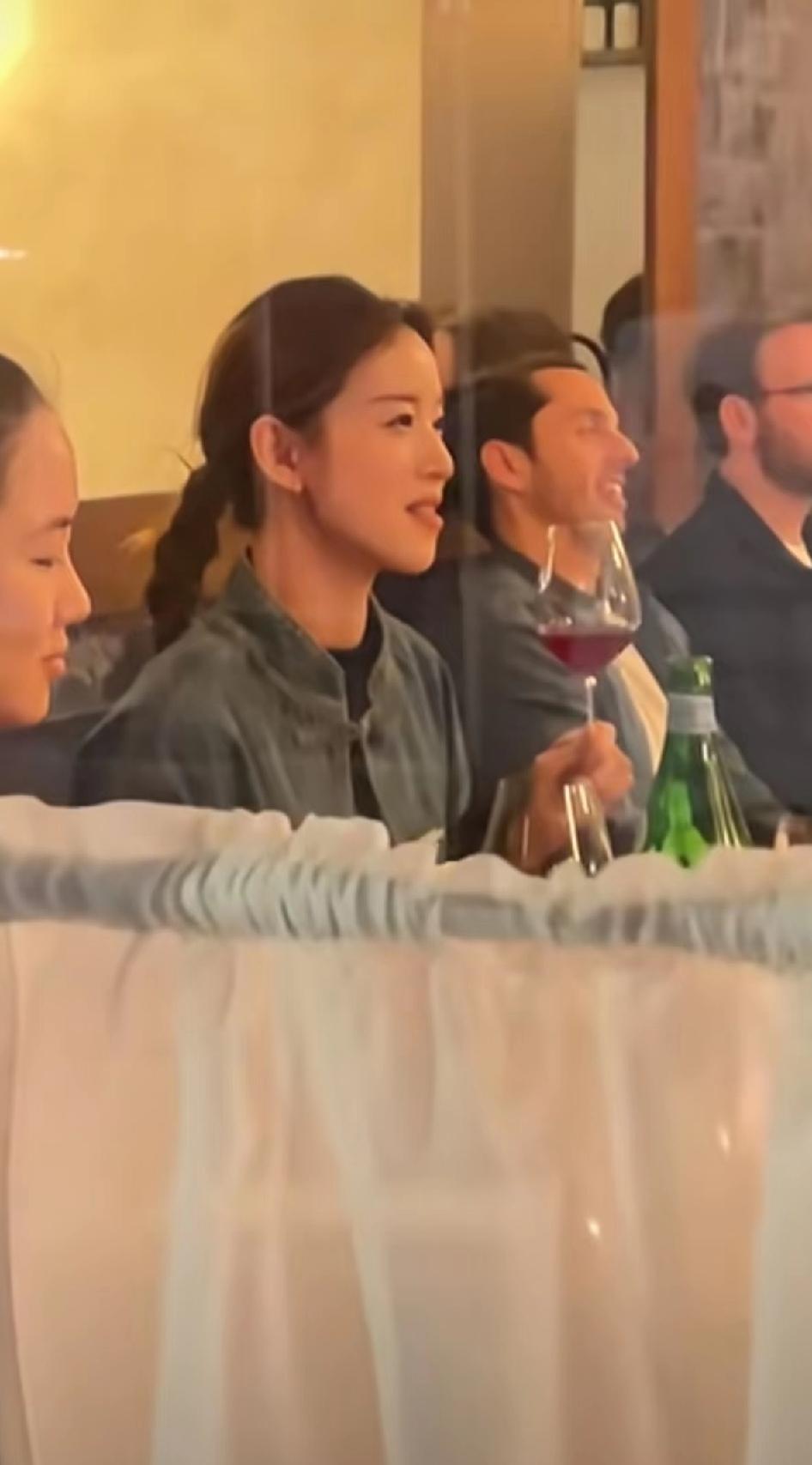 章泽天巴黎私下与老外约饭，扎麻花辫子穿唐装端红酒，好像东方名媛!章泽天是越来