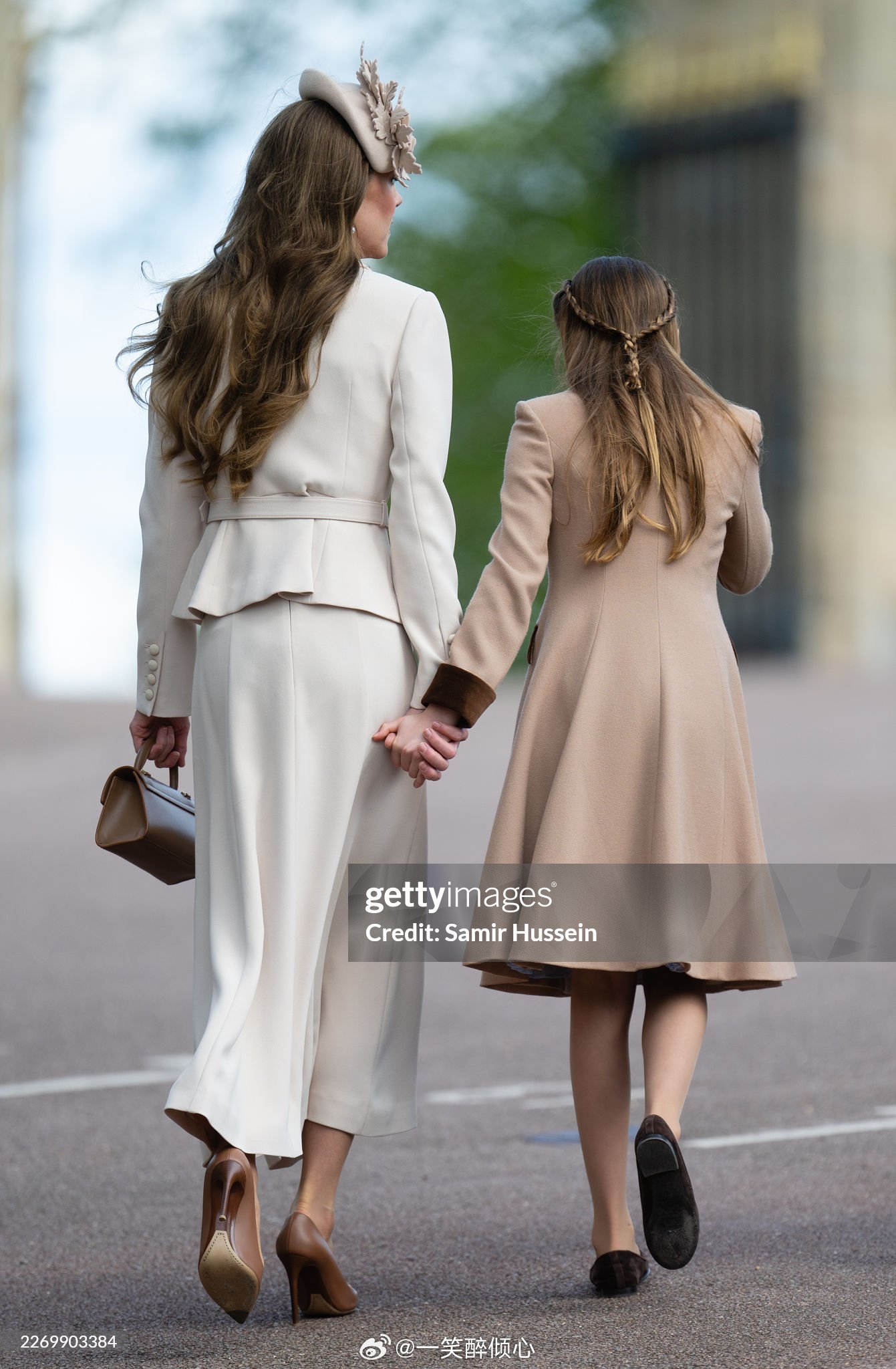 凯特王妃今天凯瑟琳王储妃与她的女儿手牵手离开圣乔治教堂返回温莎城堡，威尔士夏