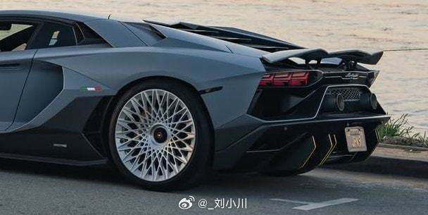 兰博基尼兰博基尼Aventador兰博基尼Aventador换上新鞋子，大家觉