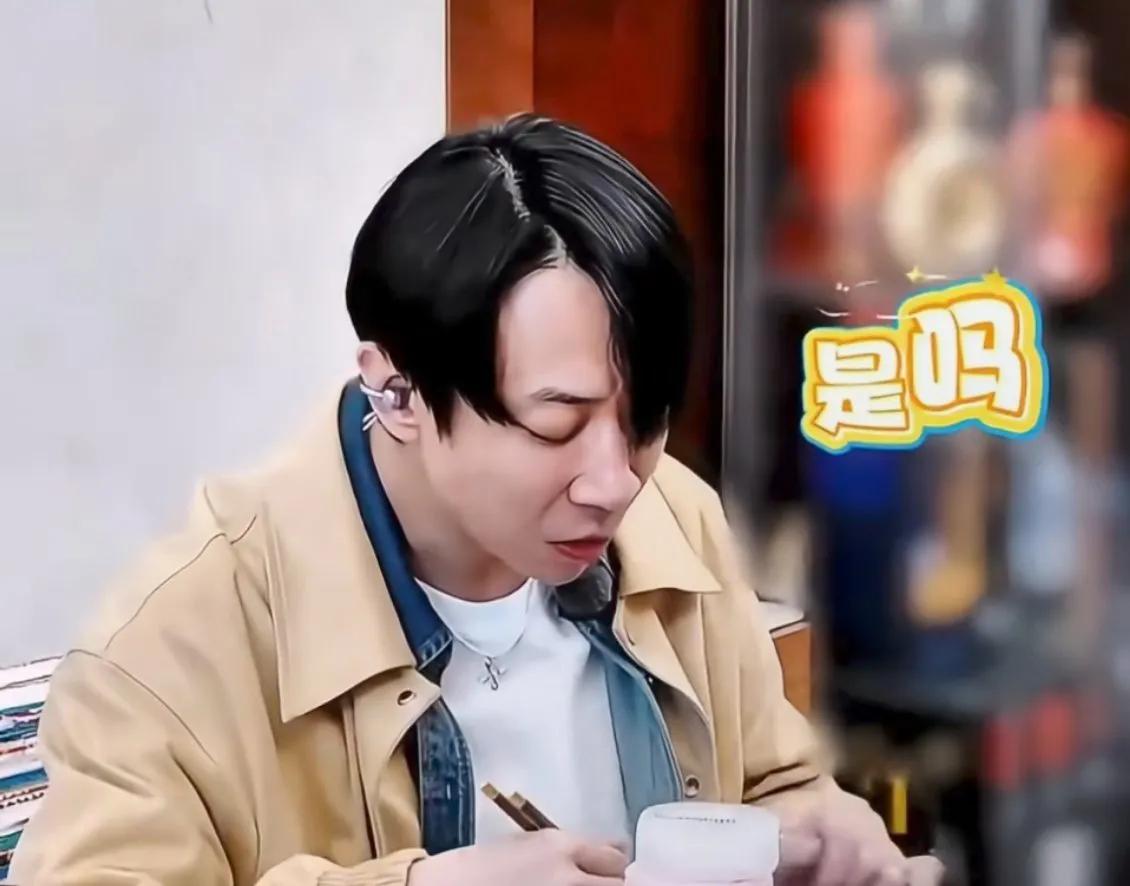 张维伊的耳机是救过他的命吗？而是他不管跟谁说话，不管去哪个场合他都戴着蓝牙耳