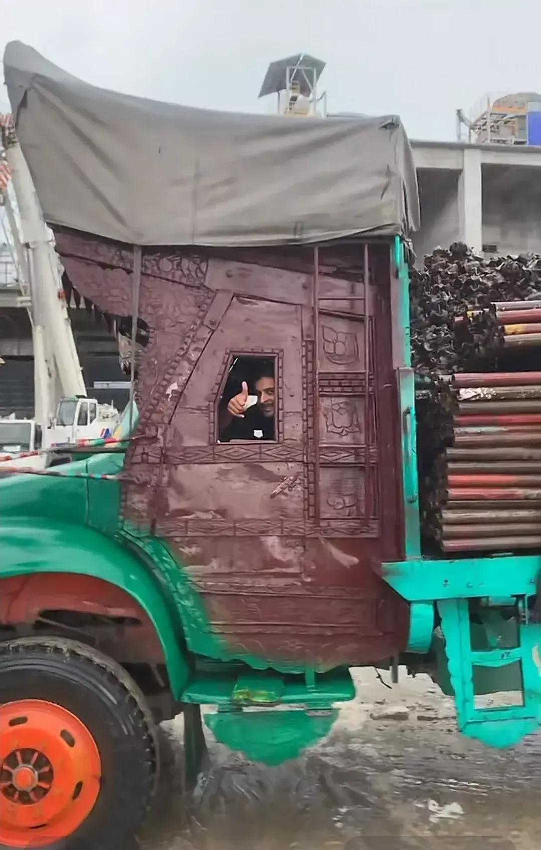 汽车改造成棺材款式，也是个人才！