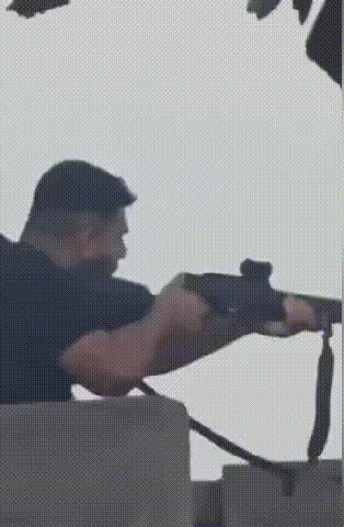 难以相信，两人合围上千名犹太人，默契配合，一人趁乱将人群驱赶到另一人前面，然后开