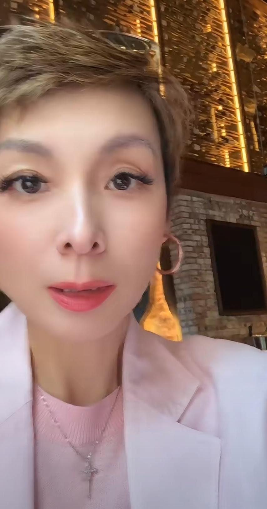麻六记洋洋和汪小菲马筱梅夫妇吃饭，只有洋洋一人出镜露面保持神秘感。洋洋之前借着酒