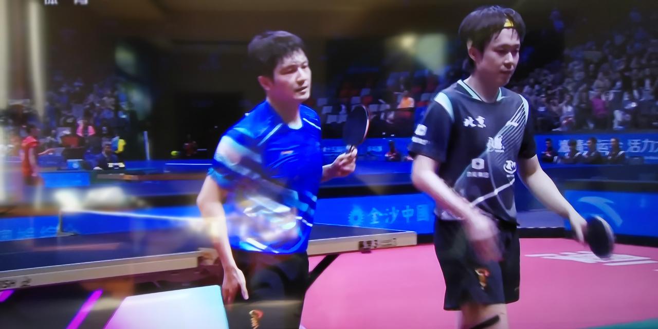 相较而言，樊振东的实力较为全面，没有太明显的技术漏洞。王楚钦由于不太注重应用反手