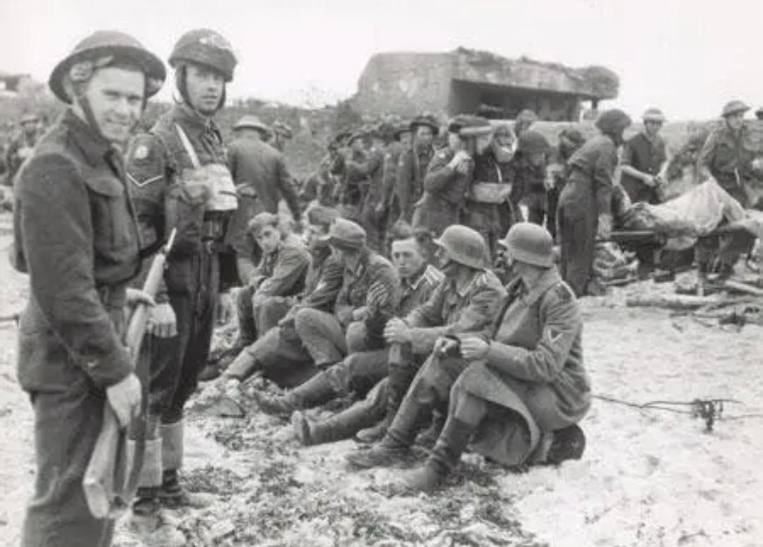 从英雄到叛徒：苏联战俘的悲歌1945年，当盟军战俘在鲜花和欢呼中返回家园时，