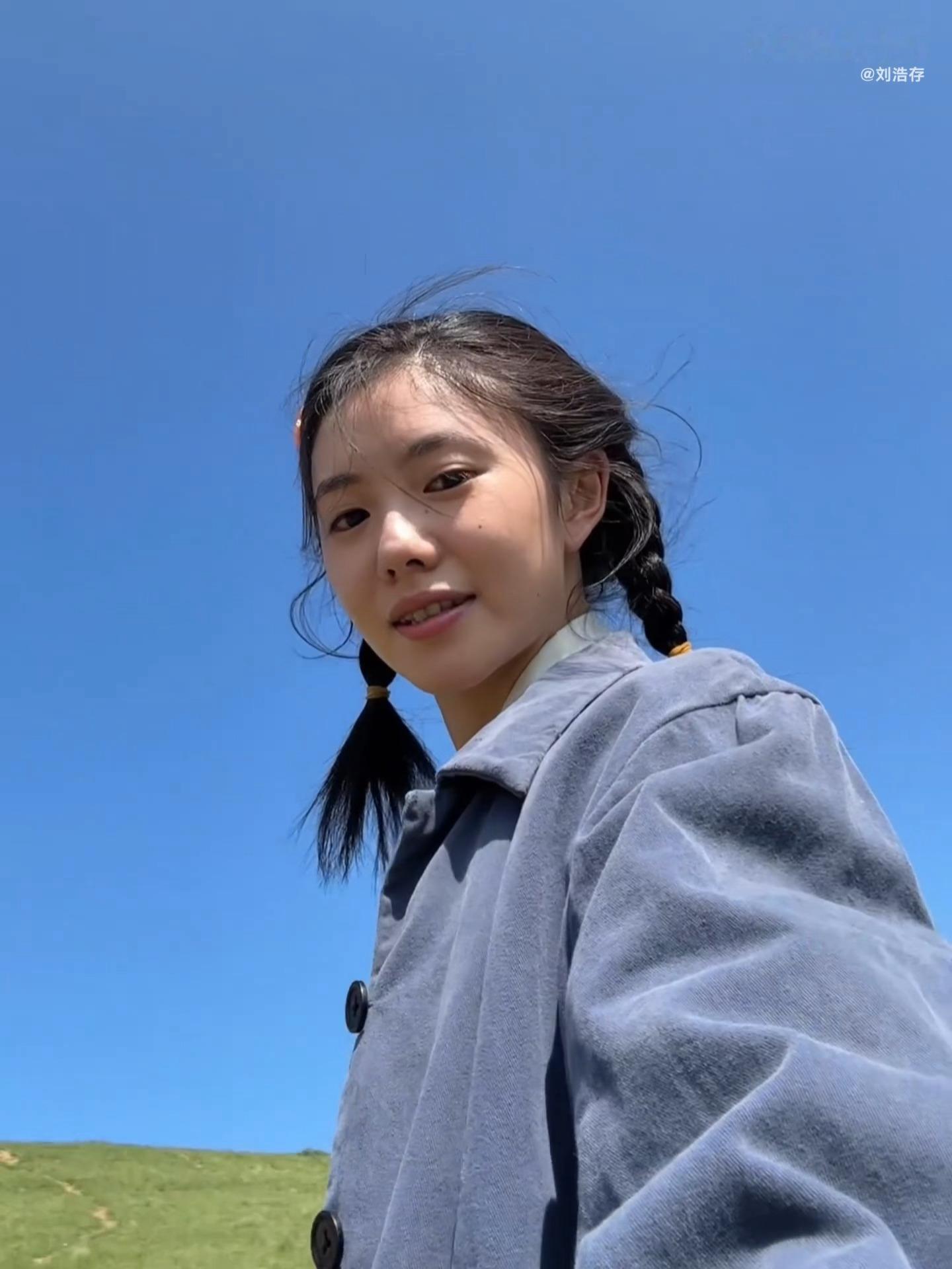 她真是个小孩呀