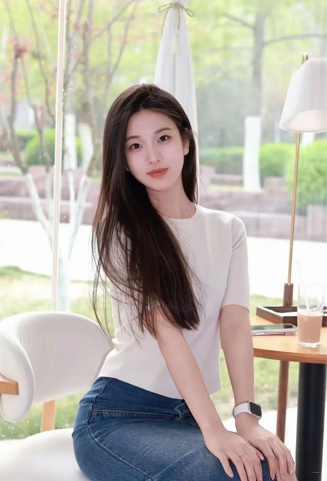 一颦一笑入心头，眉眼盈盈胜温柔。风拂青丝添雅韵，相思自此为君留。越夜越迷