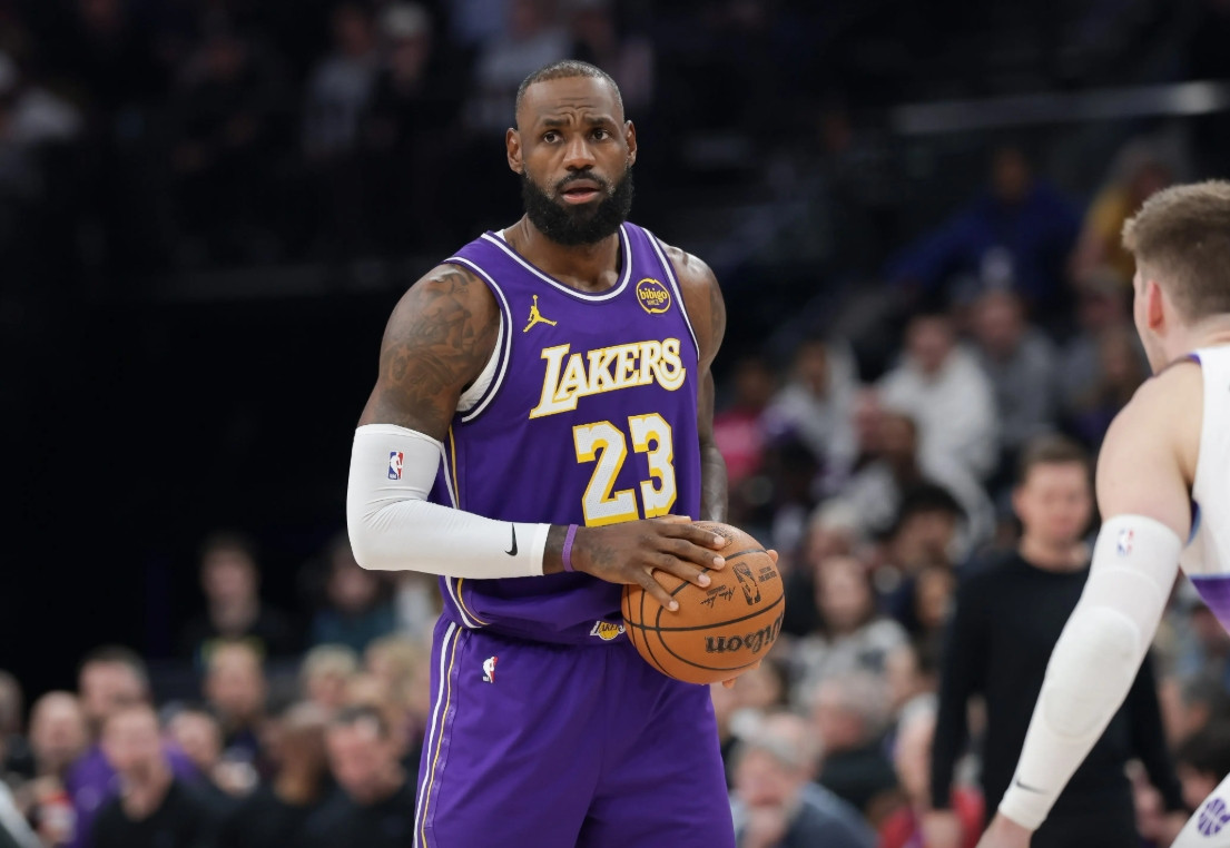 知识，老大冠军最开始是詹密提出来的当年詹姆斯13年夺得第二冠开始，已经开始往历