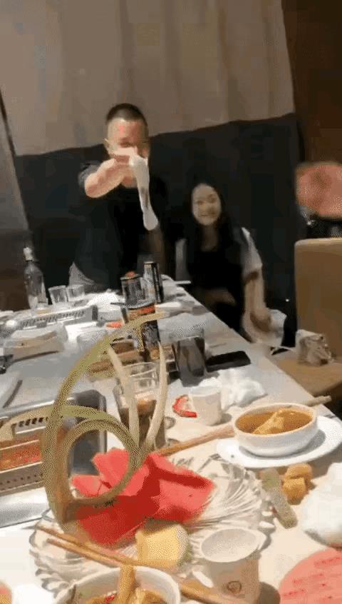 几个同学聚会，饭到最后，有女同学开玩笑说，谁敢舔一下她的大创可贴，能答应他一个要