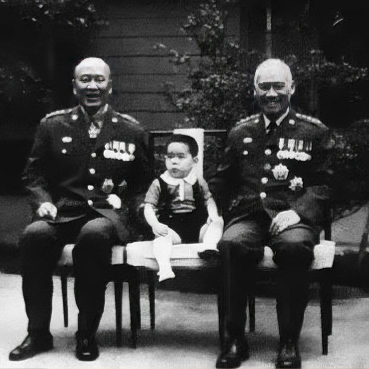 白崇禧与顾祝同晚年，一张罕见的家庭合影，想必很多人都是头一回见到。让人好奇的是，